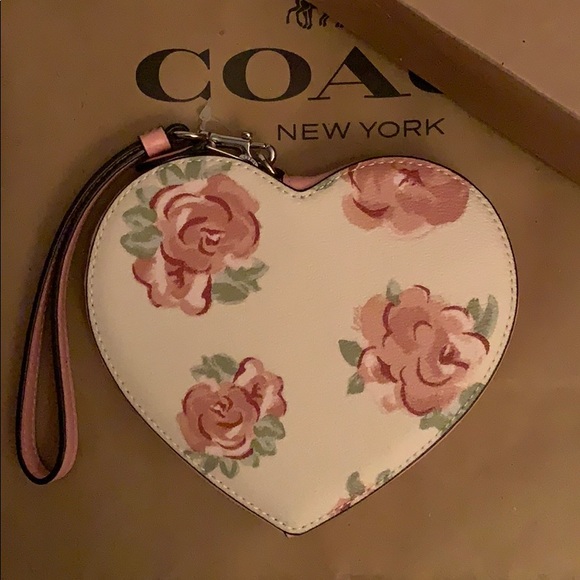 LAST ONE🎉HP🥳 COACH Jumbo Heart Shaped Wristlet - Picture 2 of 8